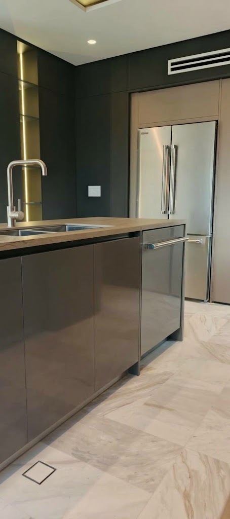 Cocina moderna con isla central y electrodomésticos de acero